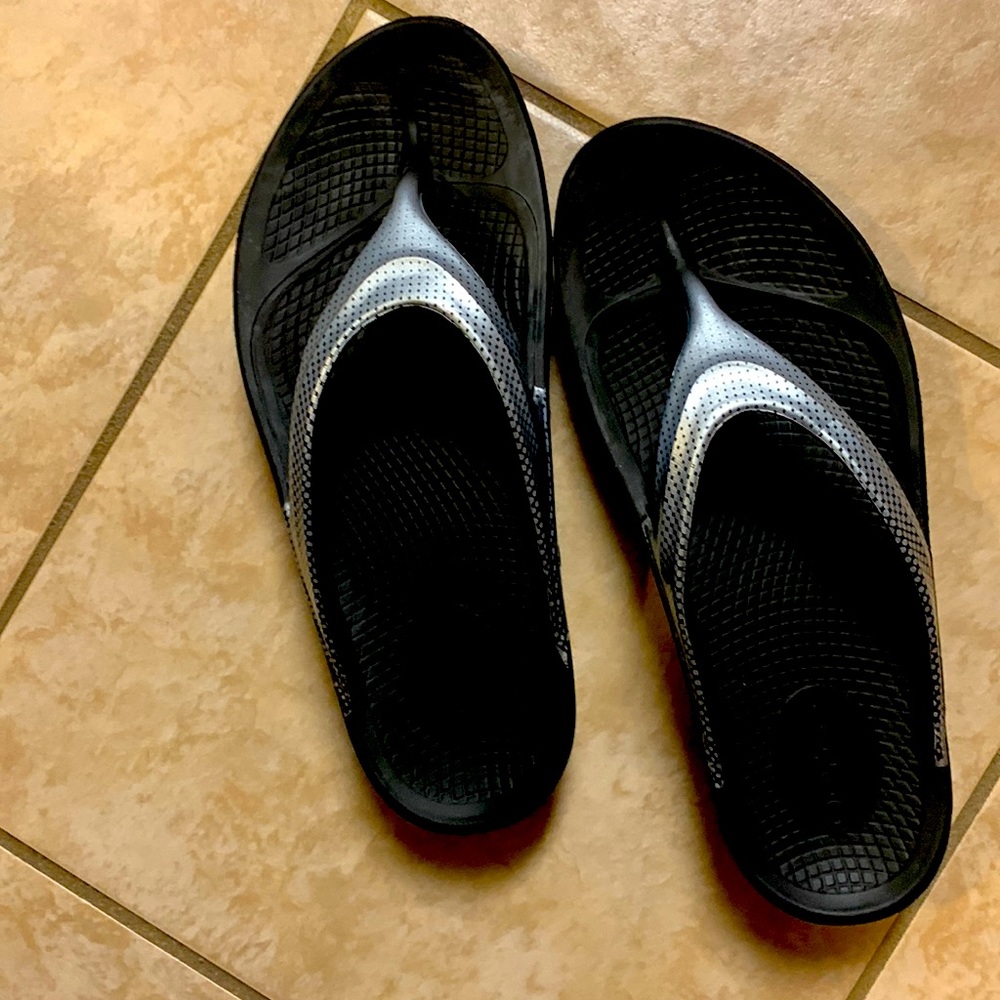 OOFOS Flip Flops gray and black Polka Dots. Comfortable size 9 and EU 40